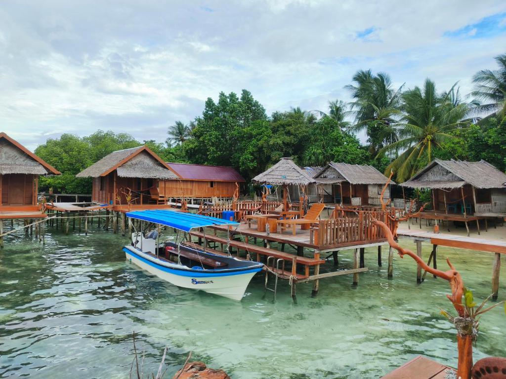 Happy Homestay Arborek Raja Ampat homestay kayu di tepi laut Pulau Arborek